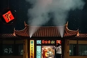 《霓虹倒影》雨夜霓虹街景